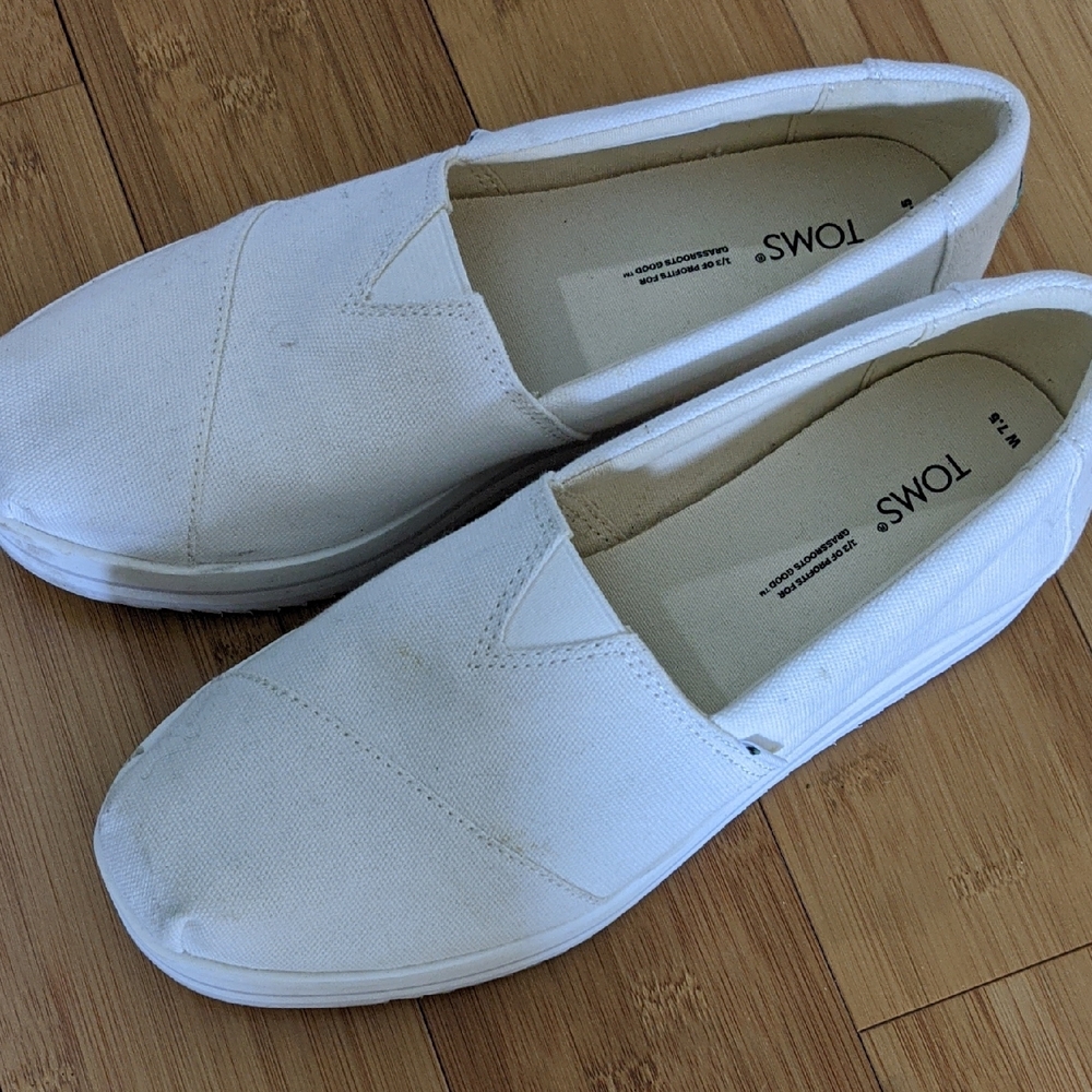 TOMS Canvas White Slip-Ons 🤍